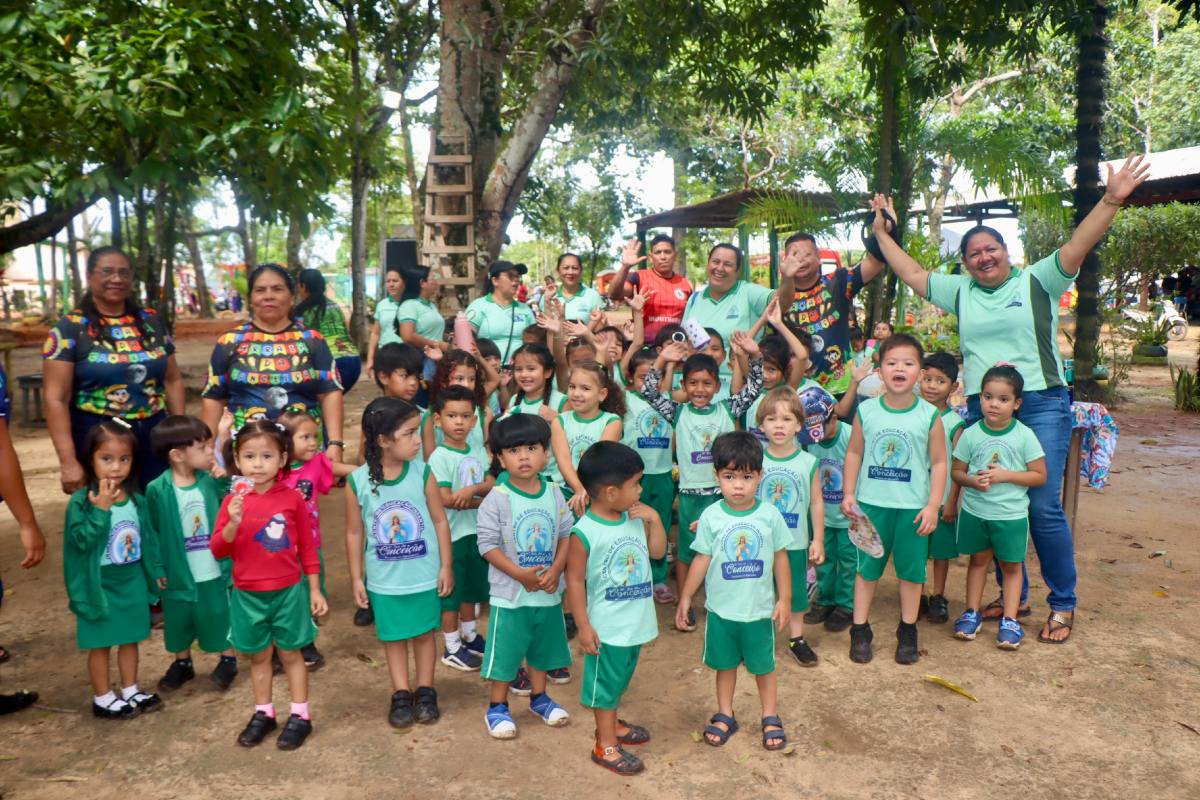 Natureza como sala de aula: estudantes participam de trilha ecológica durante a Semana do Meio Ambiente em Itacoatiara
